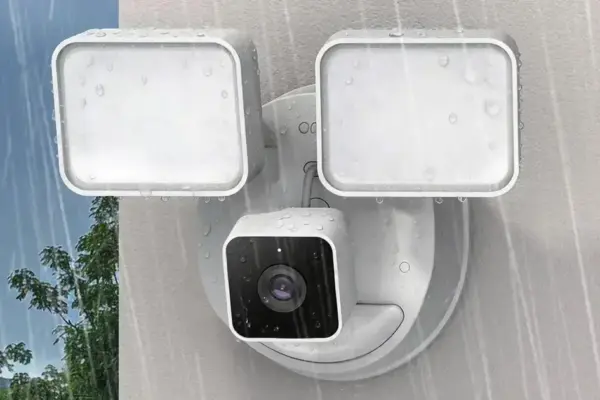 Onn lança câmera floodlight com suporte Gemini por apenas R$400