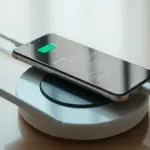 Por que poucos celulares Android adotaram o padrão Qi2 até agora?