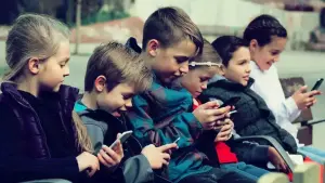 Reino Unido proíbe acesso a redes sociais para menores de 16 anos em 2027