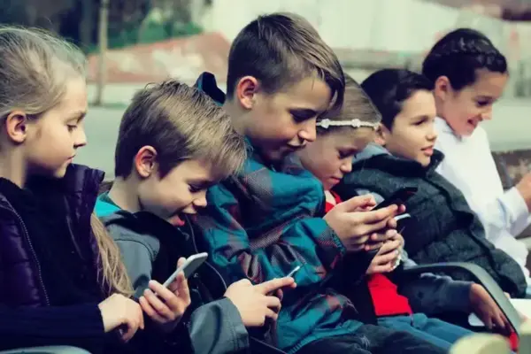Reino Unido proíbe acesso a redes sociais para menores de 16 anos em 2027