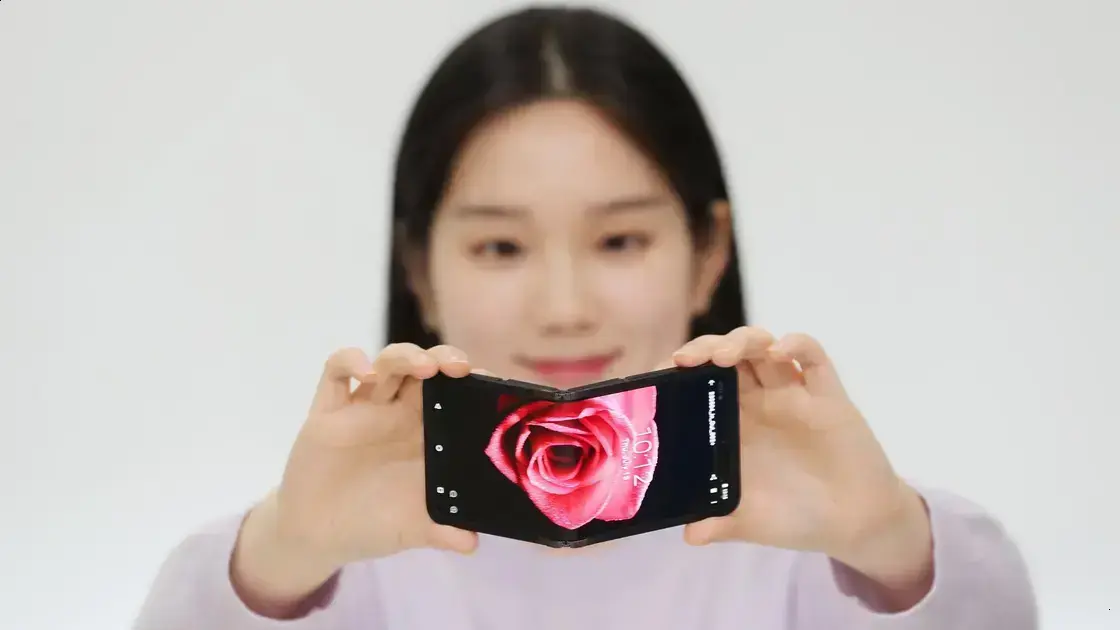 Samsung planeja lançar smartphone rollable em 2028 com display OLED inovador
