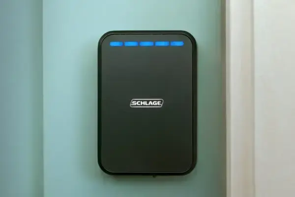 Schlage Sense Pro: Tranca inteligente com Matter e UWB chega por $399