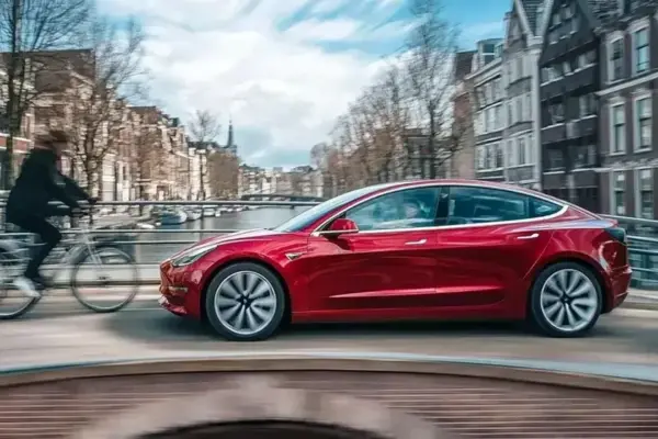 Tesla esclarece acidente fatal e descarta culpa do Full Self-Driving