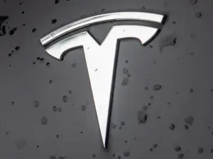 Tragédia no Texas: Tesla em Autopilot causa acidente fatal em residência