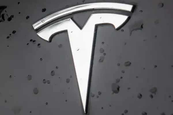 Tragédia no Texas: Tesla em Autopilot causa acidente fatal em residência