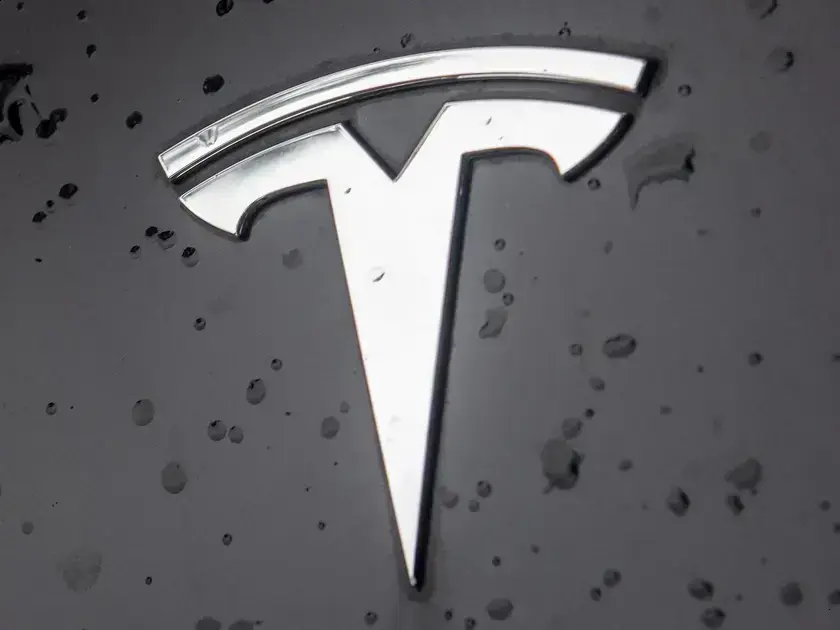 Tragédia no Texas: Tesla em Autopilot causa acidente fatal em residência