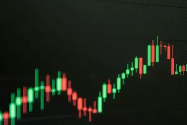 AAPL sobe 15% com cautela em IA e estratégias de preço da Apple