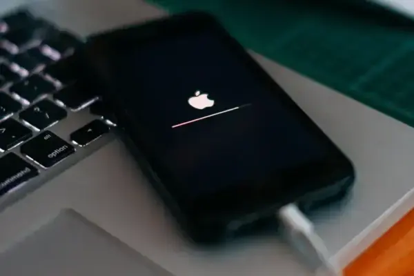 Apple antecipa atualização iOS 26.5.2 por riscos de ataques com IA