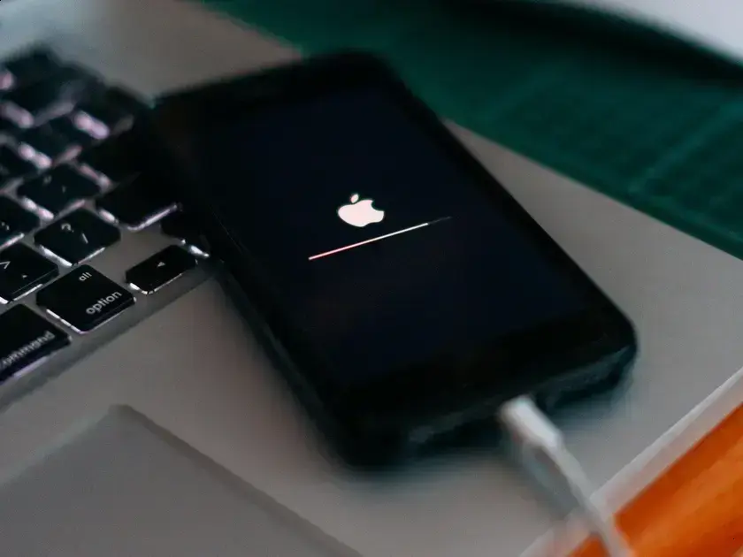 Apple antecipa atualização iOS 26.5.2 por riscos de ataques com IA