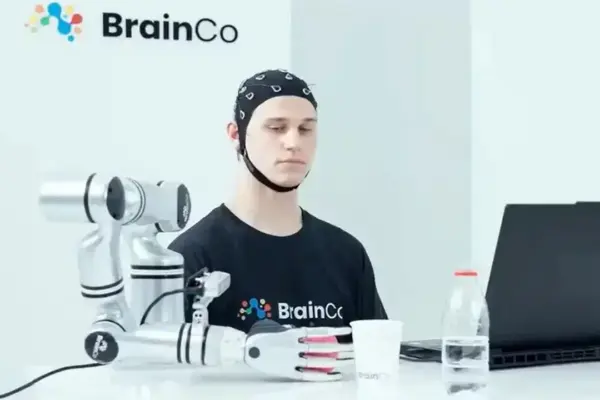 BrainCo apresenta plataforma AI para controlar robôs com o cérebro, futuro da robótica mental