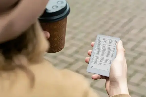 Conheça o Xteink X4 Pro: eReader compacto com tela 4.3” touchscreen por $99