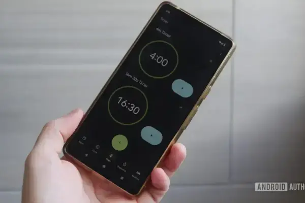 Google Clock 9.0 ganha suporte a Live Updates para cronômetro e temporizador