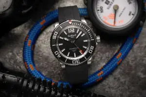 Hanhart lança relógio de mergulho Aquasphere em acabamento matte preto