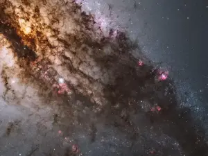 James Webb revela imagem impressionante da colisão em Centaurus A