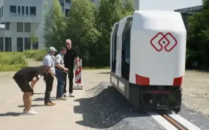 Monocab: monorail autobalanceado estreia em trilhos novos como transporte de campus