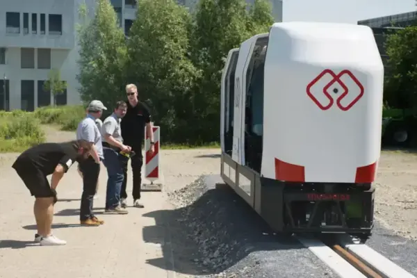 Monocab: monorail autobalanceado estreia em trilhos novos como transporte de campus