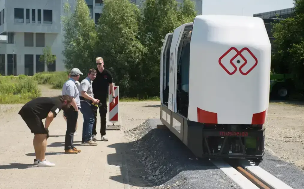 Monocab: monorail autobalanceado estreia em trilhos novos como transporte de campus