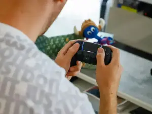 Sony investiga controle modular com tela sensível para o PlayStation 6