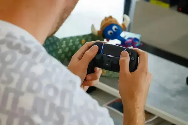Sony investiga controle modular com tela sensível para o PlayStation 6