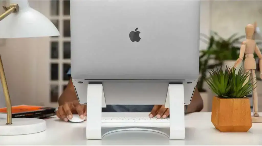 Suportes para MacBook: Ergonomia, Estilo e Praticidade para seu Espaço de Trabalho
