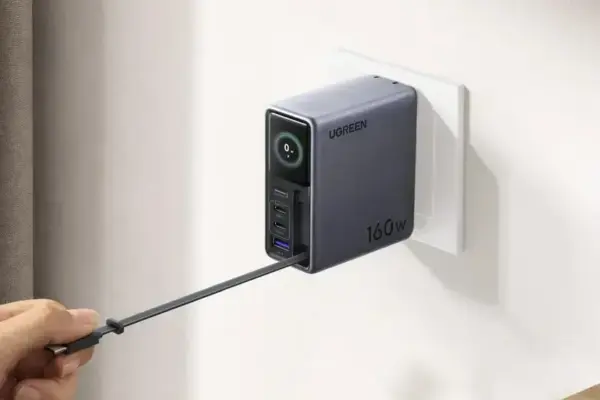 Ugreen lança carregador GaN rápido de 160W com WiFi e cabo retrátil