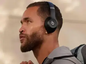 Beats Solo 4 Open Box por US$89,99: fones com 50h e áudio espacial