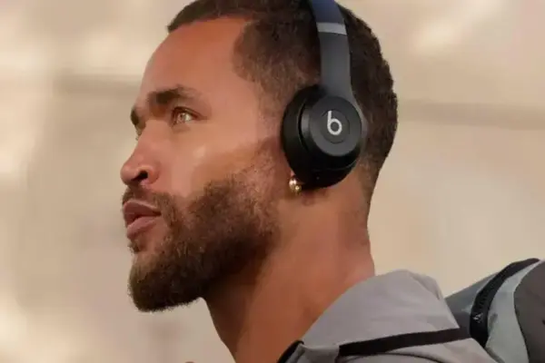 Beats Solo 4 Open Box por US$89,99: fones com 50h e áudio espacial
