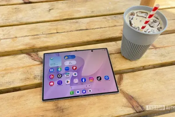 Galaxy Z Fold 8 conquista fãs com design inovador e praticidade em 2026