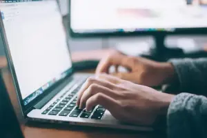 Professor universitário flagra 31 alunos usando IA em prova de meio de semestre