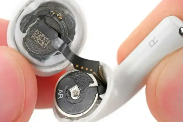 AirPods 5 desmontagem mostra baterias removíveis; estojo ainda difícil