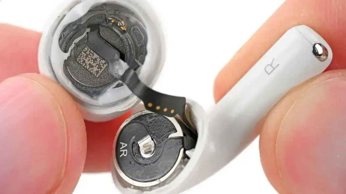 AirPods 5 desmontagem mostra baterias removíveis; estojo ainda difícil