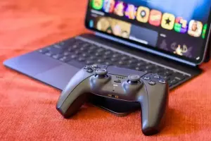 Códigos do macOS 26.7 sugerem dois controles de jogos da Apple?