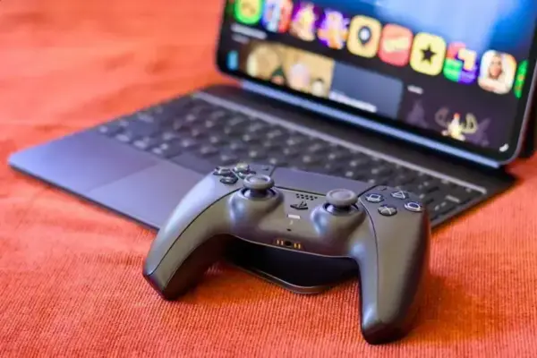 Códigos do macOS 26.7 sugerem dois controles de jogos da Apple?