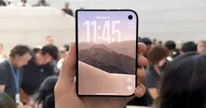 Teardown do iPhone Duo revela facilidades e desafios em reparos USB-C e tela dobrável