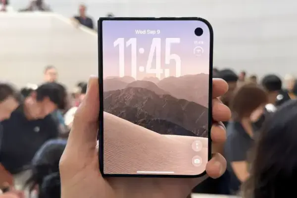 Teardown do iPhone Duo revela facilidades e desafios em reparos USB-C e tela dobrável